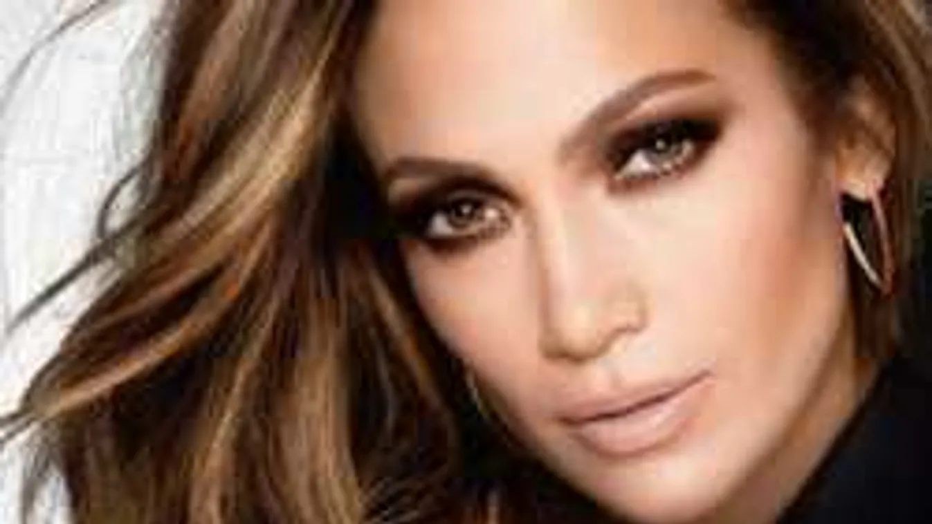 Zavarbejtő fotó, átdöfték mellbimbói a 49 éves sztáranyuka ruháját