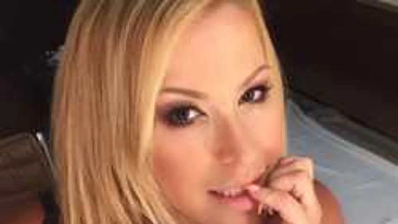 Forró fotó, ekkora melle van valójában a 49 éves énekesnőnek