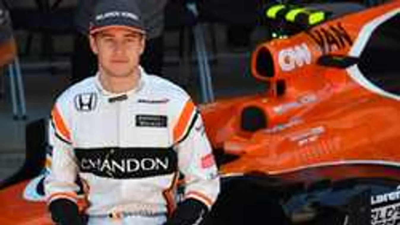 Tűzzel játszik az F1-sztár, forró fotókon az ultraszexi barátnője