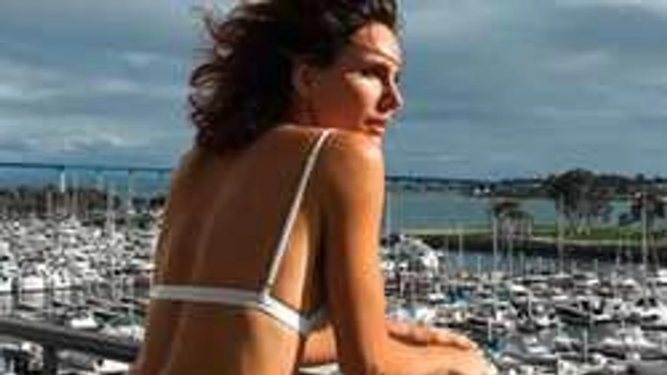 Egy elegáns étteremben villantotta meg a bugyiját a híres modell!