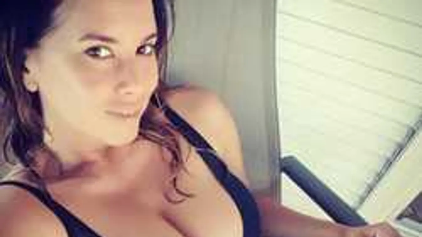 Bevállalós Playboy-modell, ezt tenné a focistával