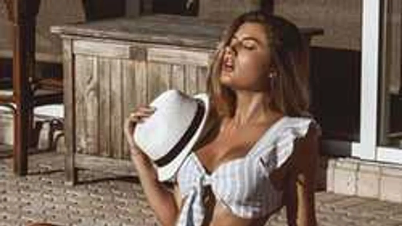 Elképesztő szexi fürdőruhában strandolt a playmate, szinte semmit se takart belőle!