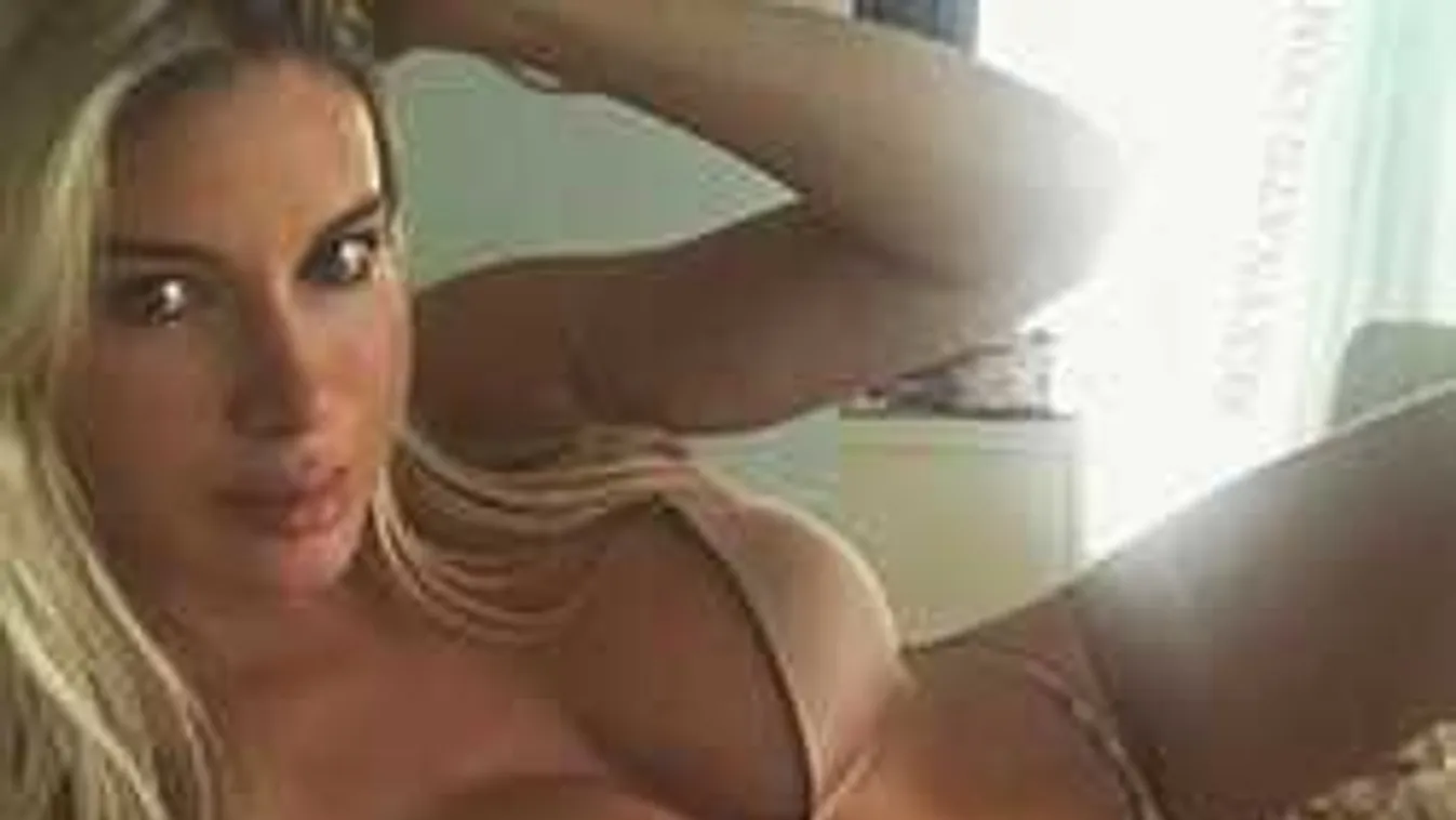 A kádban lepték meg a nagy mellű meztelen színésznőt