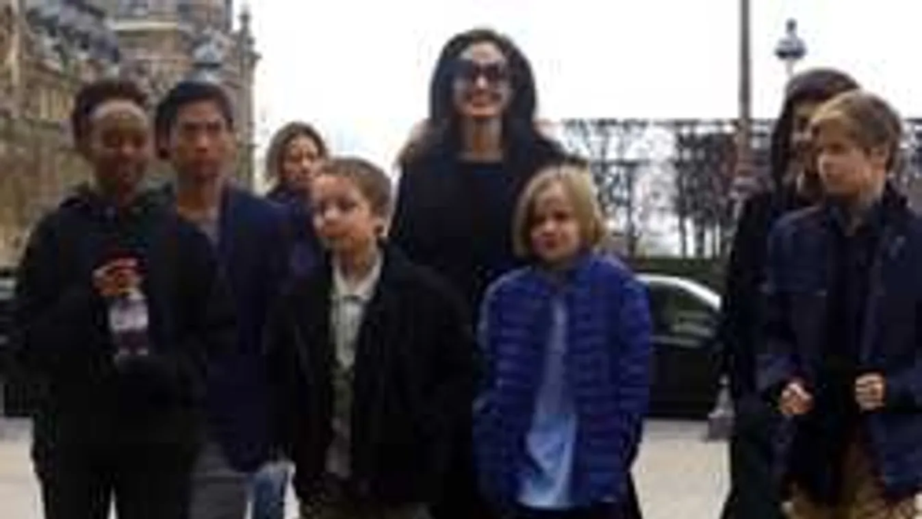 Rajtakapták Angelina Jolie-t, ezt csinálja a forgatás szüneteiben