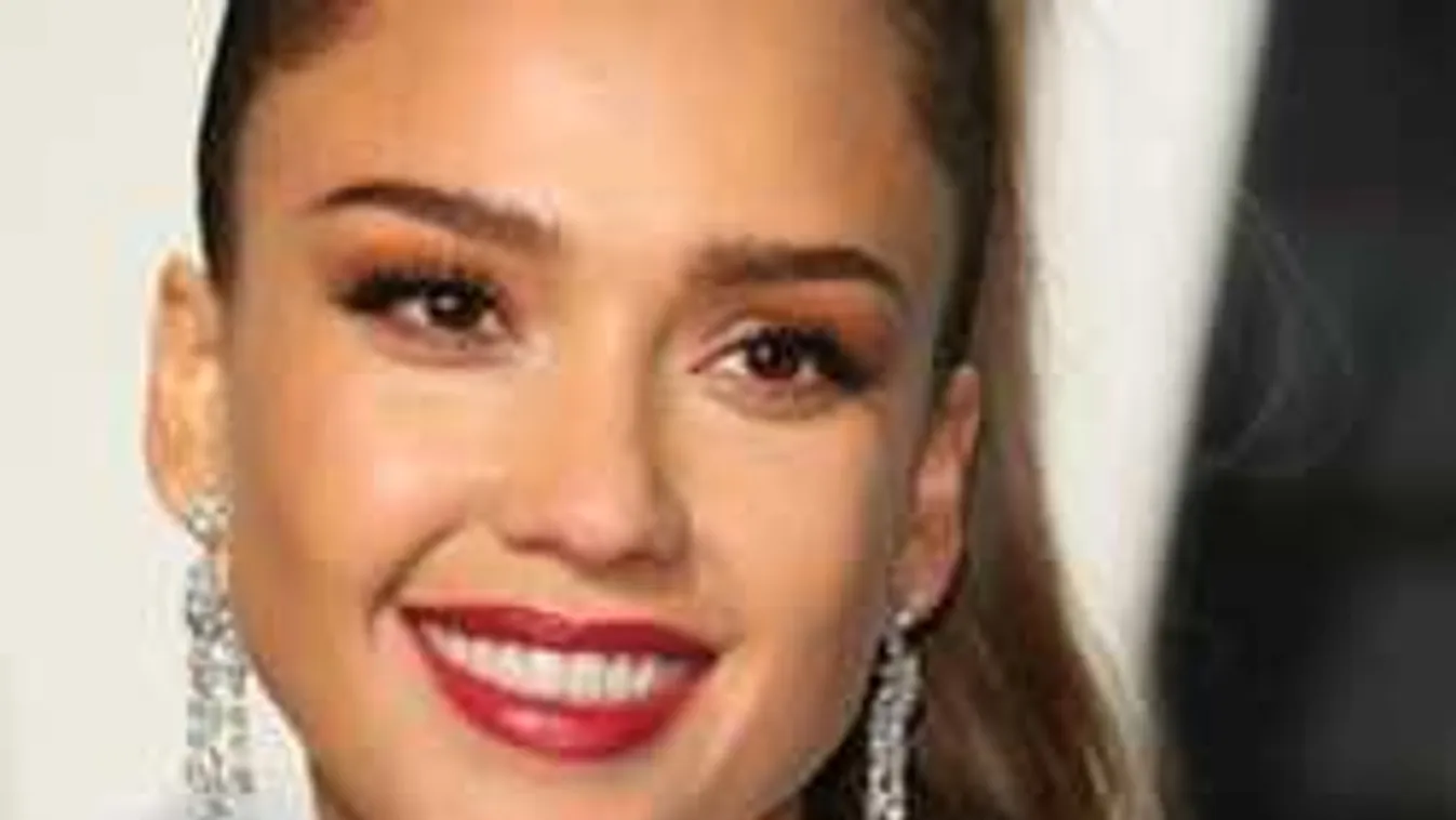 Feszülős ruhában lőtt szelfit magáról a sztármami, elégedetlen a testével