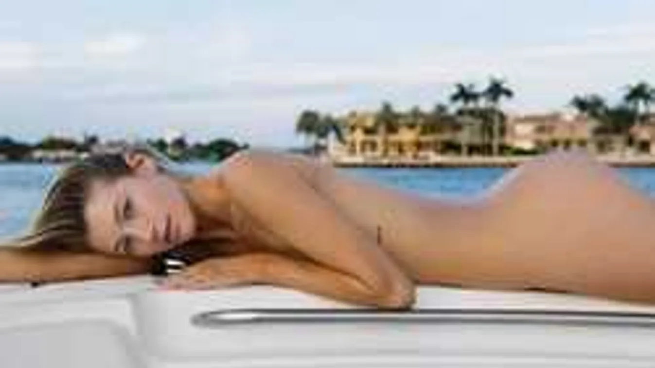 Fura pózban fotózták a fiatal modellt - az is látszik, aminek nem kéne