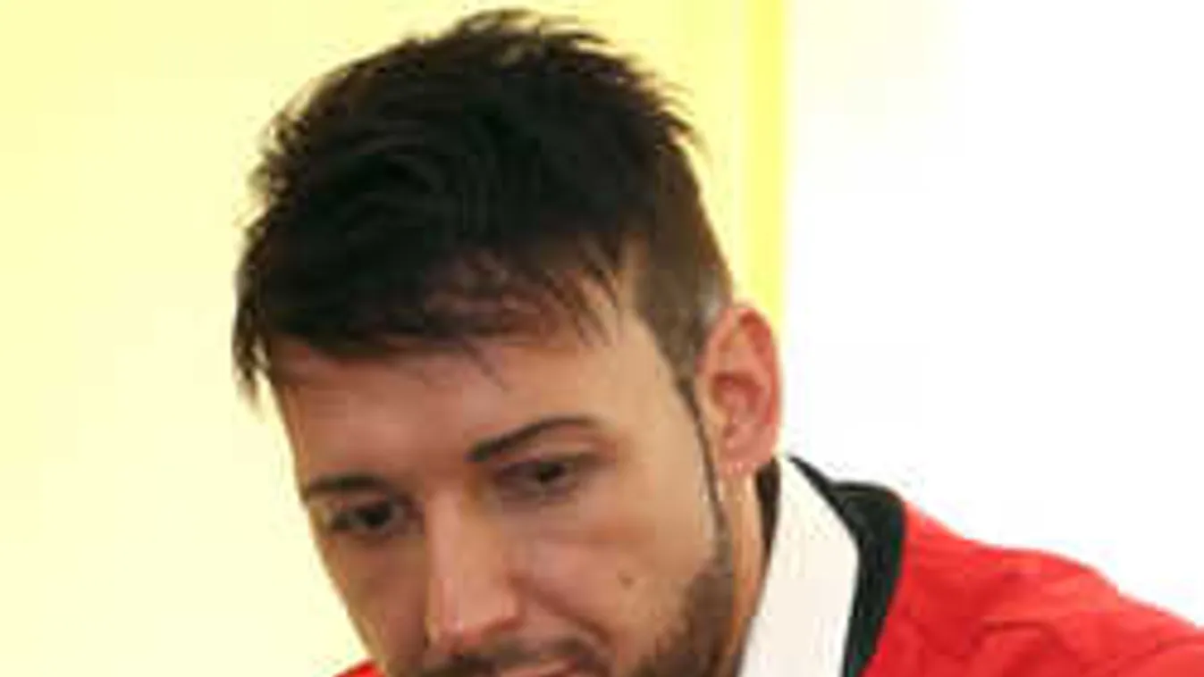 Retteg a magyar énekes, ismerősei tartják terrorban a családját