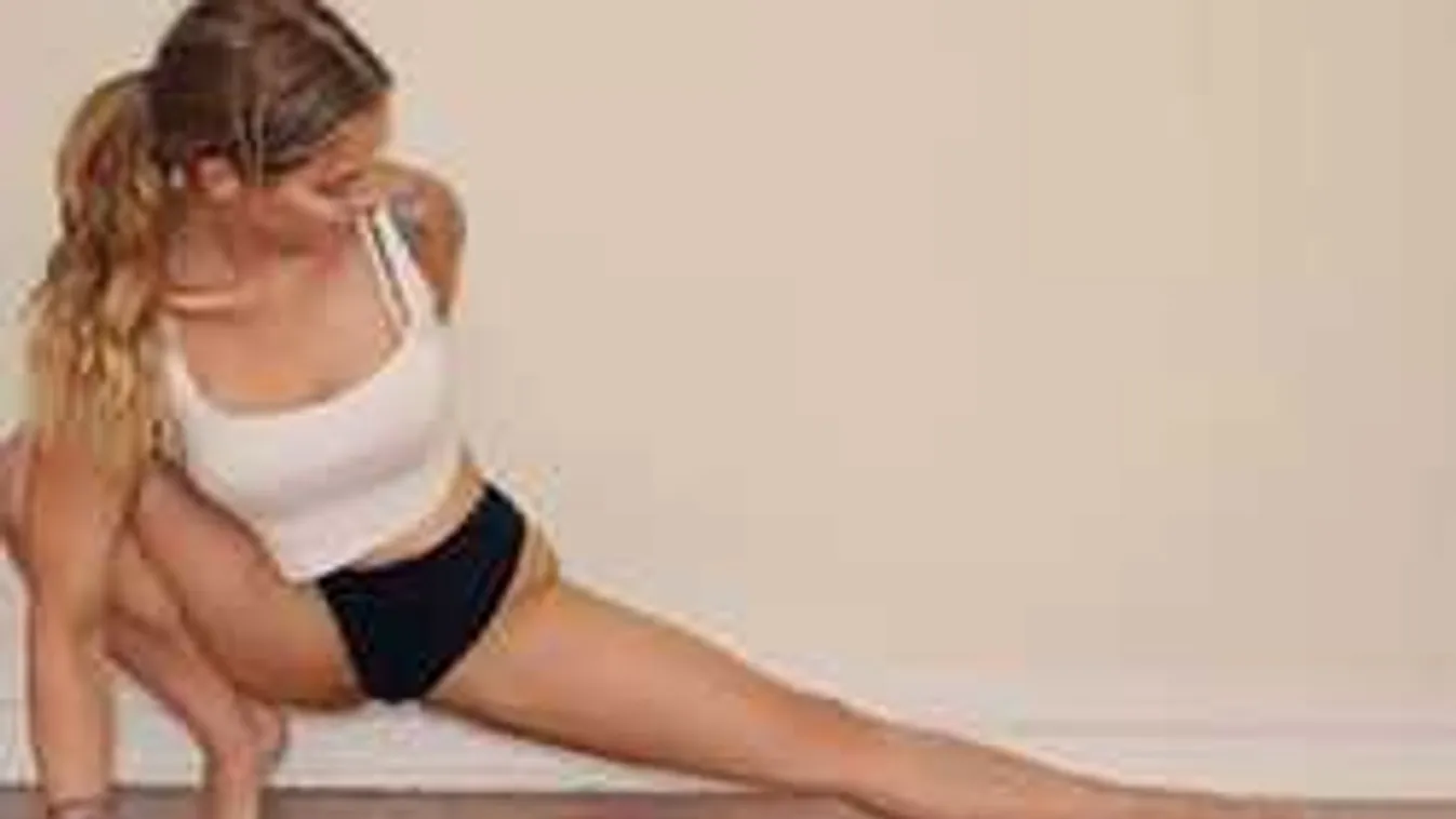 Meztelenül jógázott a fiatal lány a szobájában, valaki lefotózta!