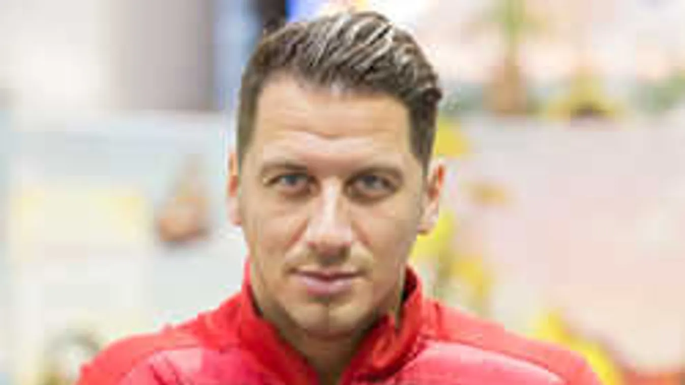 Túl sok erotika, pucér nő miatt került bajba a magyar sztár - Fotó