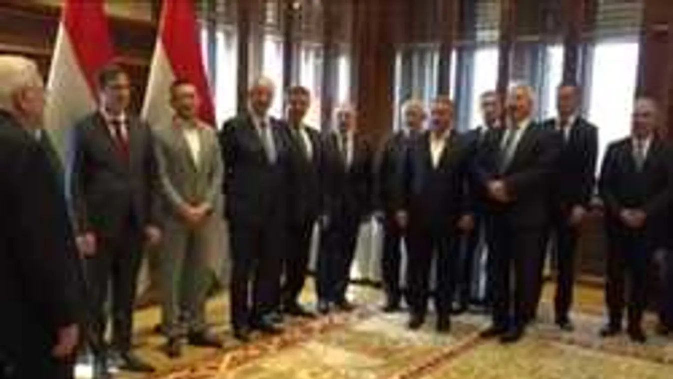 Miért lett kórus, sőt egy nagy dalárda a magyar kormány?