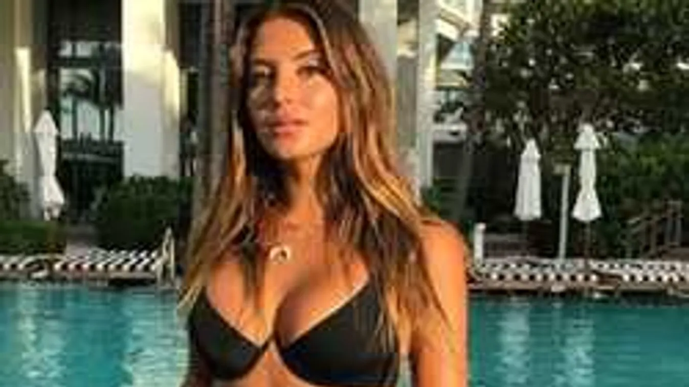 A szálloda teraszán napozott meztelenül a fiatal lány