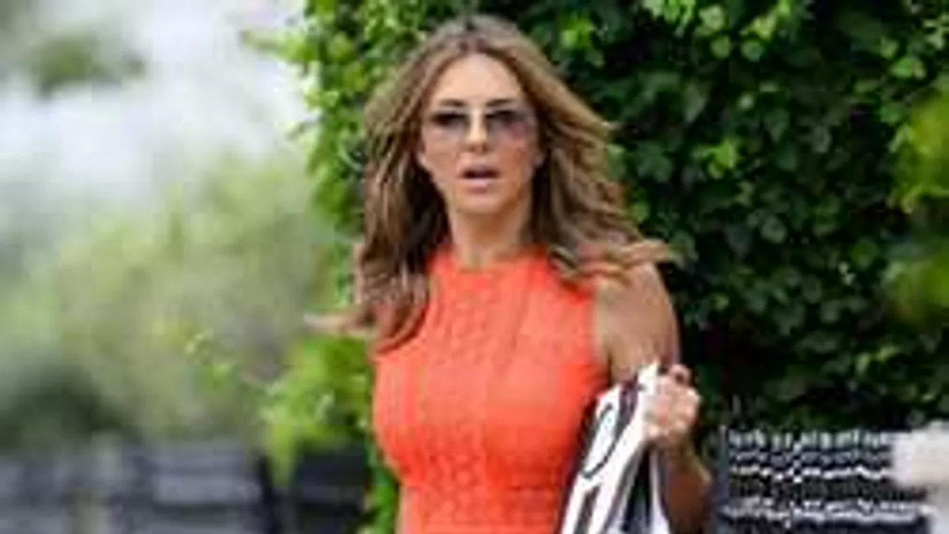 Észveszejtő, kibuggyantak a nyaraláson az 53 éves sztármami mellei