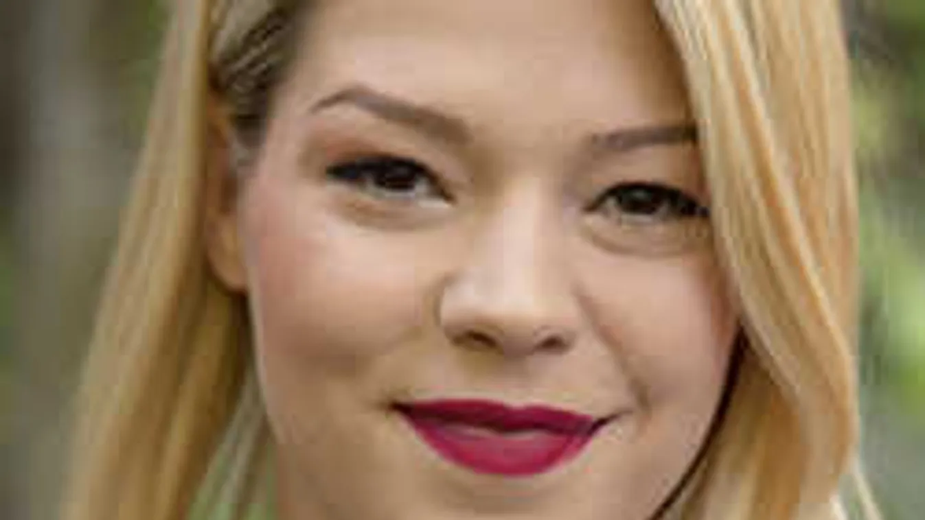 Lefotózták, rejtélyes férfit ölelget a szexi magyar énekesnő