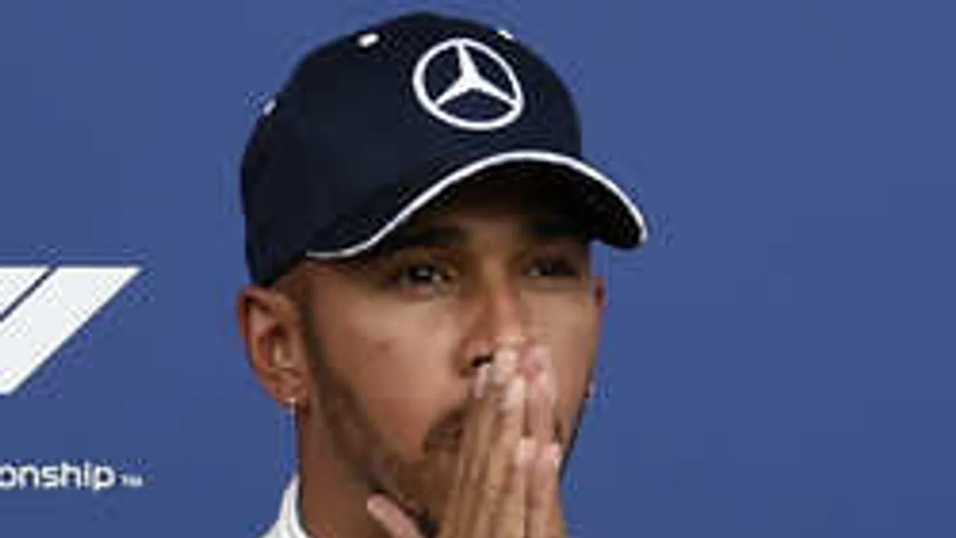 Kínos: Hamilton gátlástalanul markolászta magát, vette a kamera