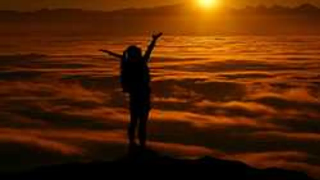 Nudizó lányt kapott le a habokban a fotós