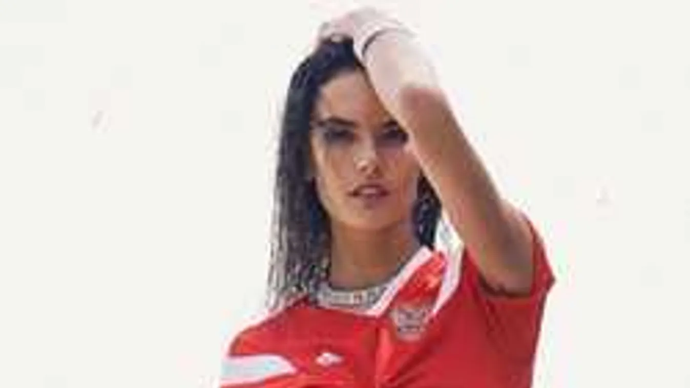 Felhorkannak a férfiak, így villantanak mellet a trikókból a nők