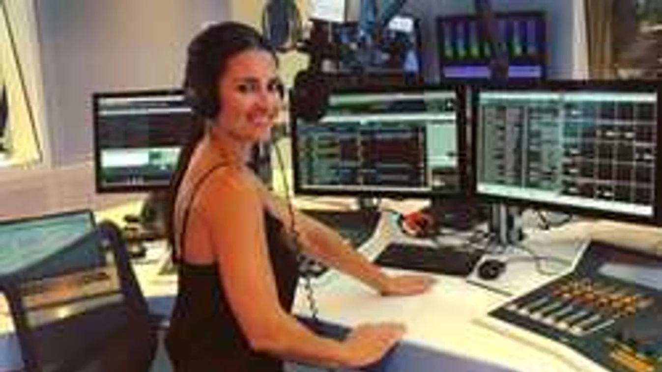 Atyaég, mindenki a műsorvezetőnő melleiről beszél