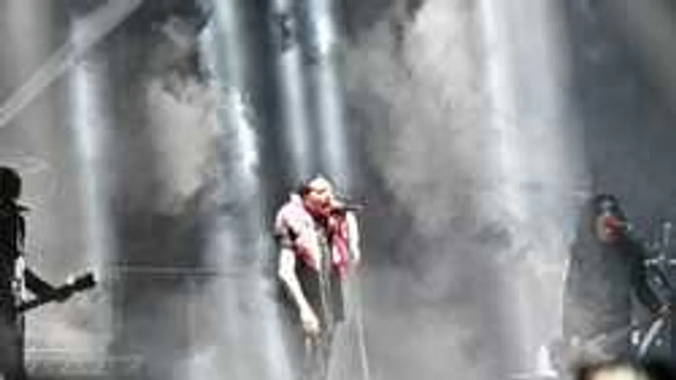 Megfagyott a levegő, közönsége előtt esett össze a botrányhős énekes