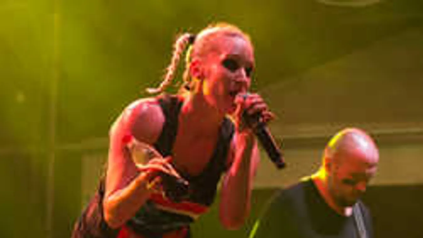 Még a színpadon is biztonsági őrök vigyáznak Pásztor Annára - Fotóval