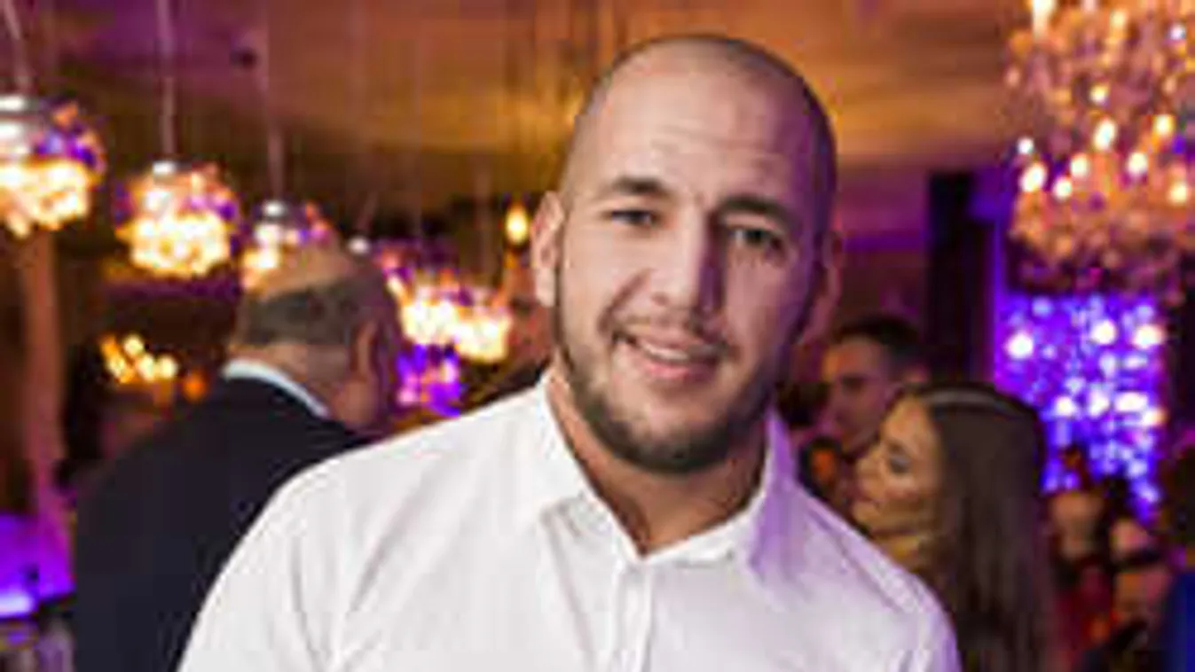 Nem hiszed el, hol tolja vasárnap Curtis