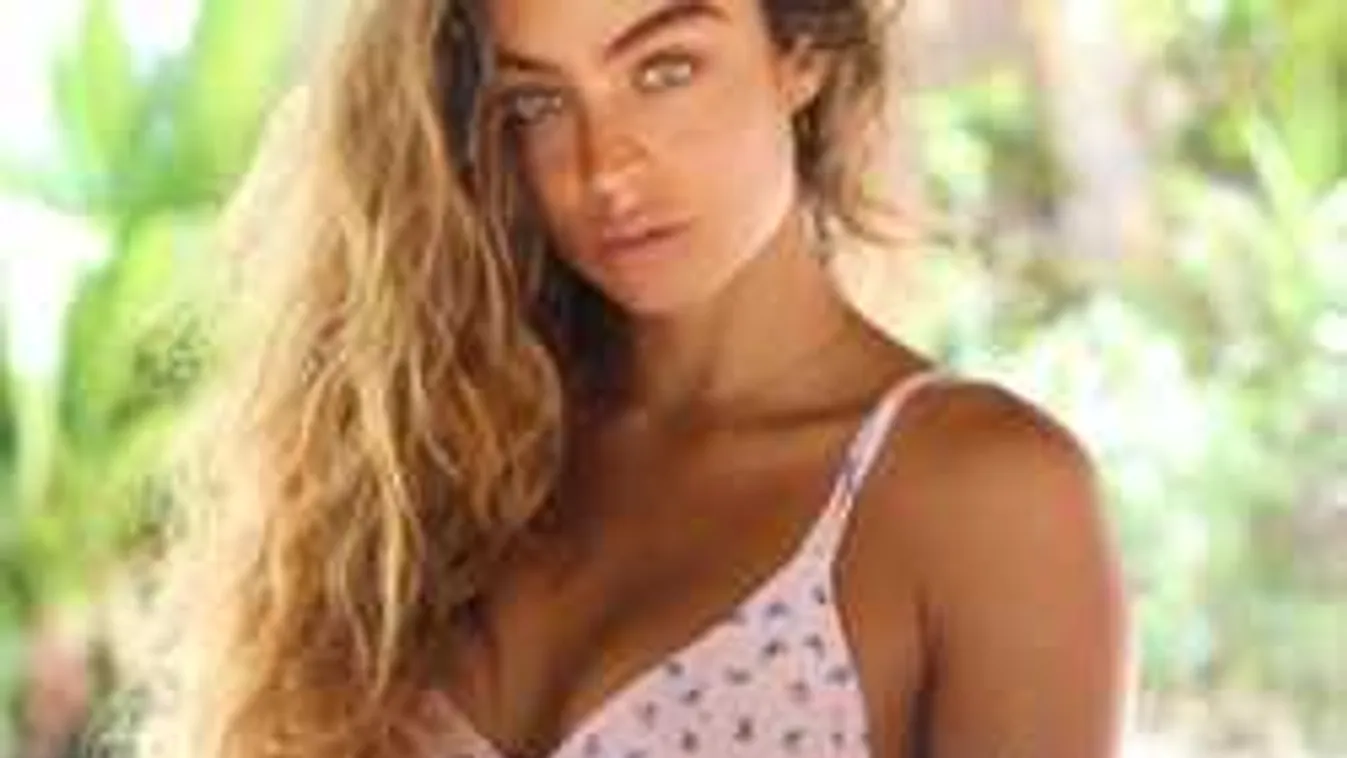 Szédítő látvány, almamelleit markolássza a vadul vetkőző bombázó