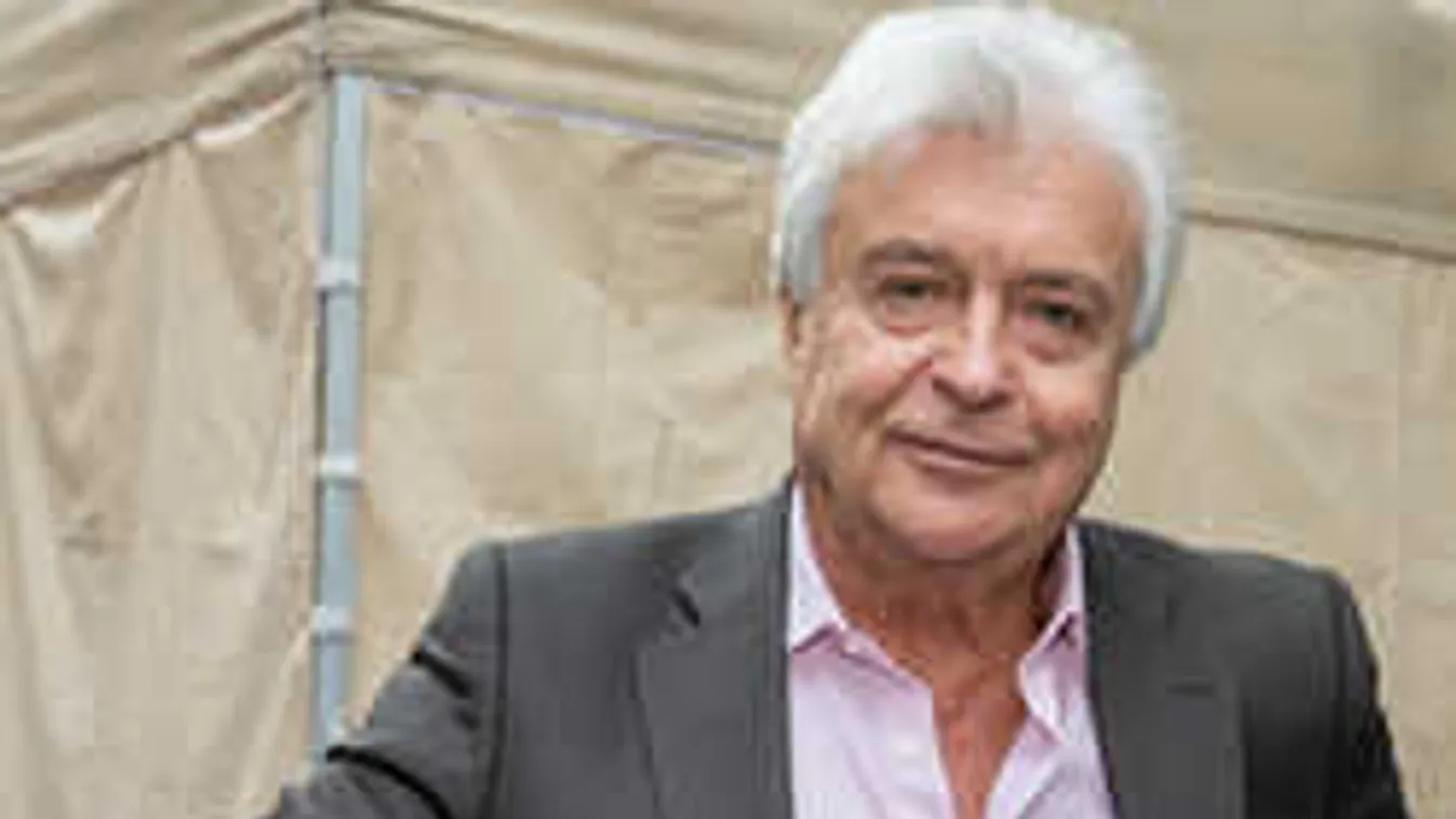 Így nyaralt feleségével a legendás magyar színész - Fotók