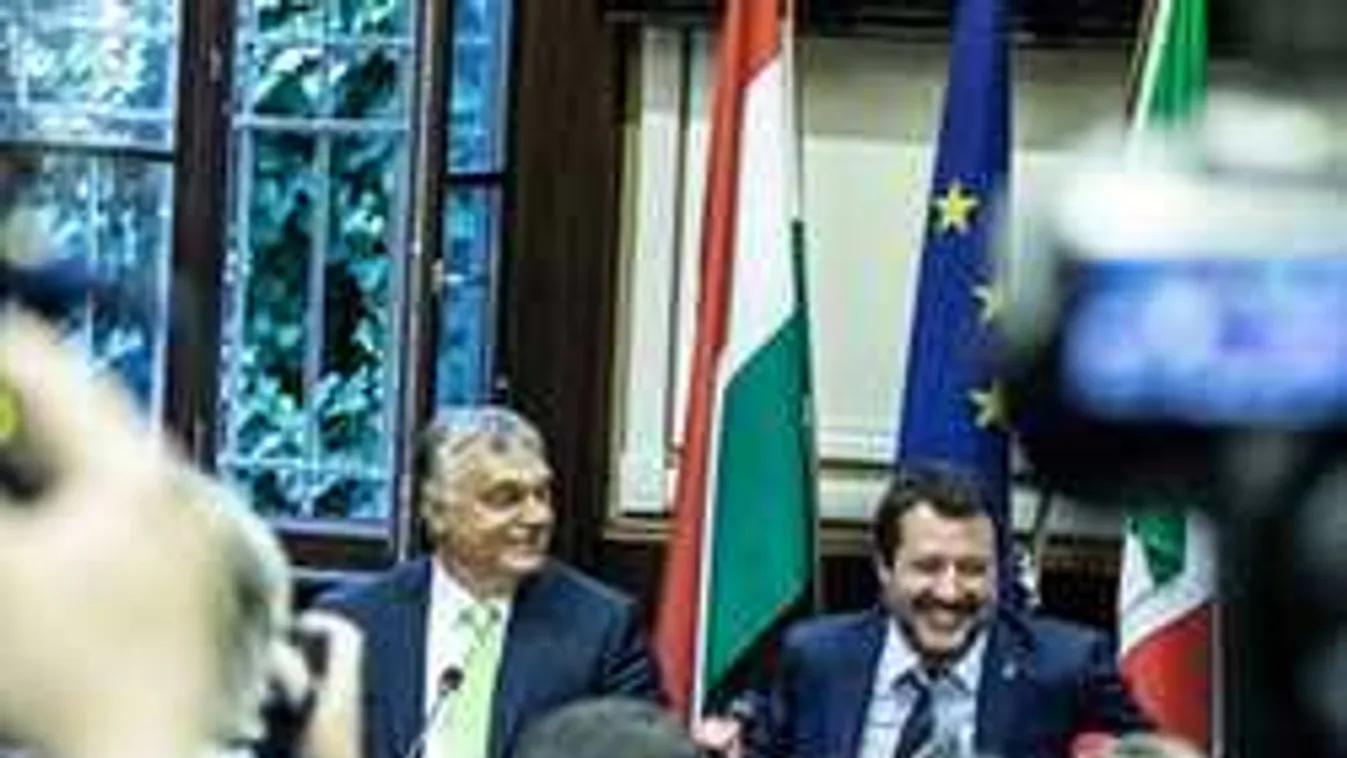 Mi volt a falon tegnap Milánóban Salvini és Orbán Viktor feje felett?