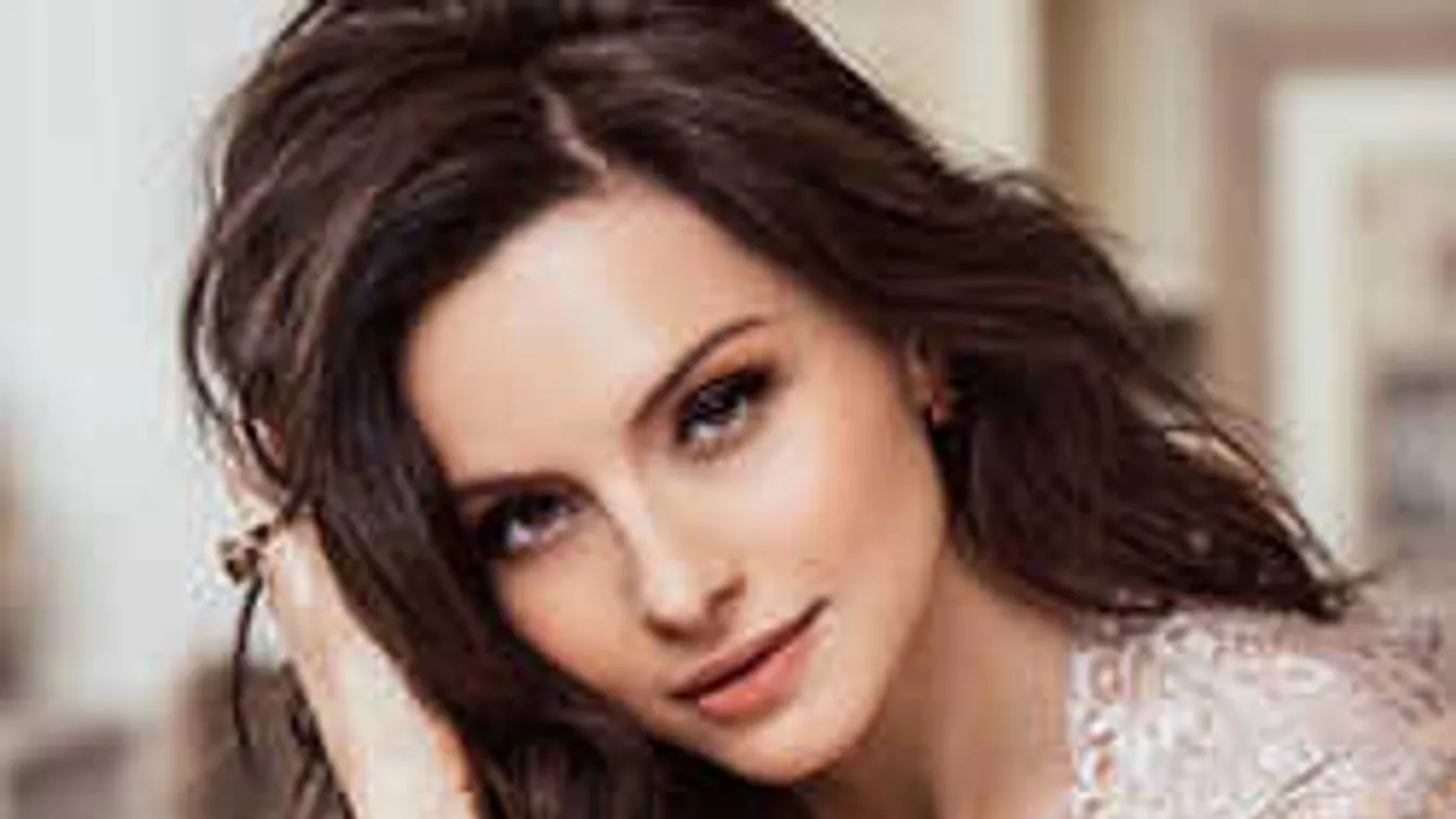 Merész fotó: Teljesen belátni Zséda lába közé - Kép