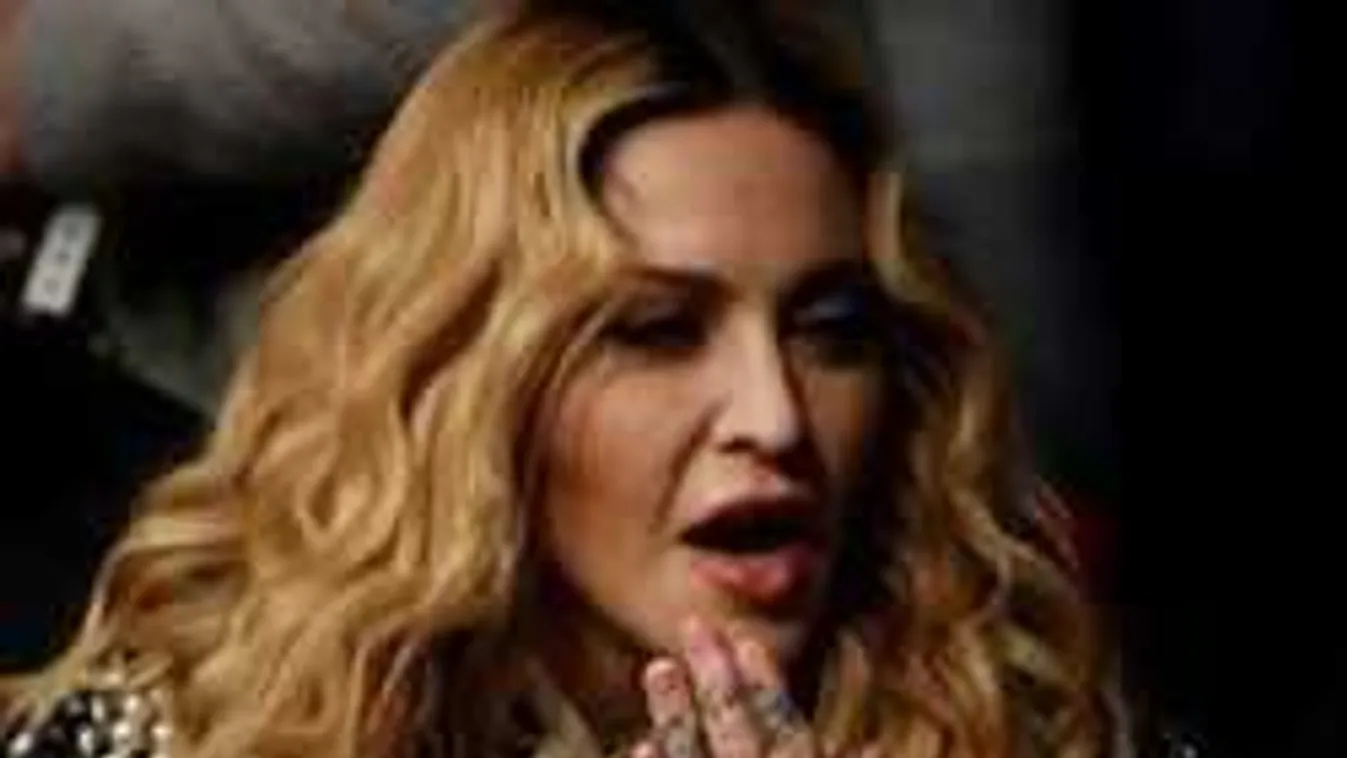 Forró leszbikus csók az éjszakában, videóra vették a sztármamit +18