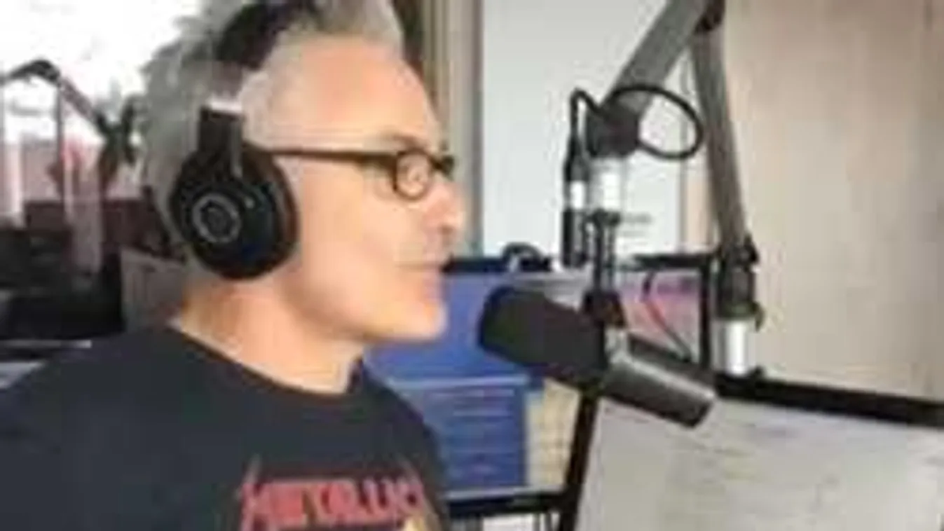 Trükkel készül a sulikezdésre a magyar rádiós sztár