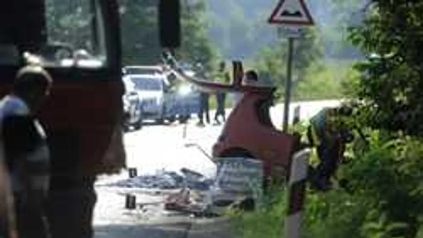 Iszonyat Pest megyében: csak ennyi maradt a kocsiból a frontális ütközés után