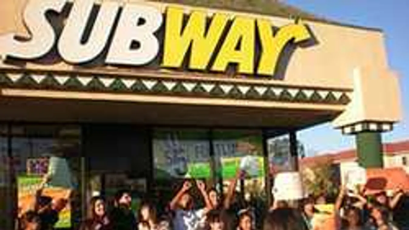 Késsel kergette ki a vásárlókat a gyorsétterem egyik alkalmazottja!