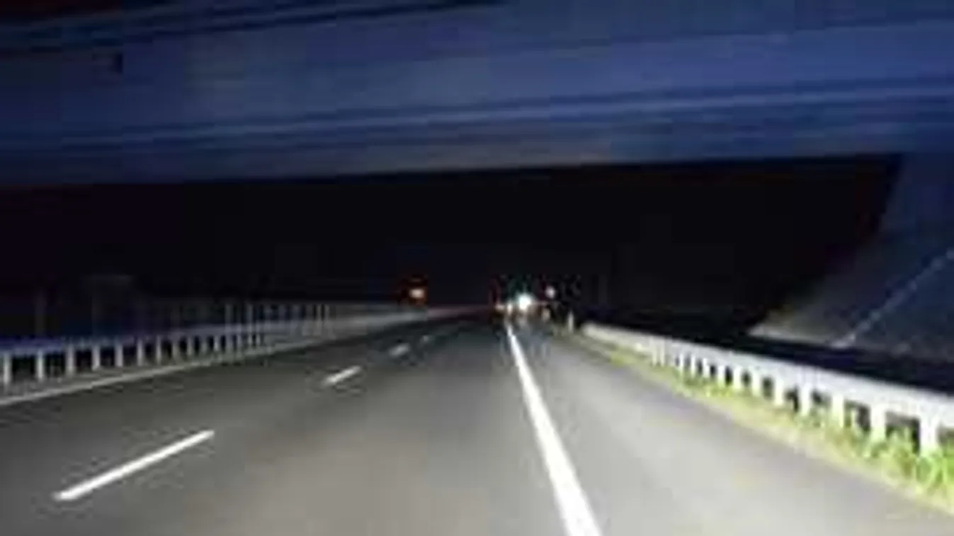 Betörtek a kocsik szélvédői az M3-ason: két fiatal veszélyes játéka