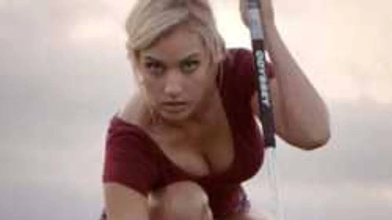 Kéjesen hentereg a brutál mellű bombázó - fotó