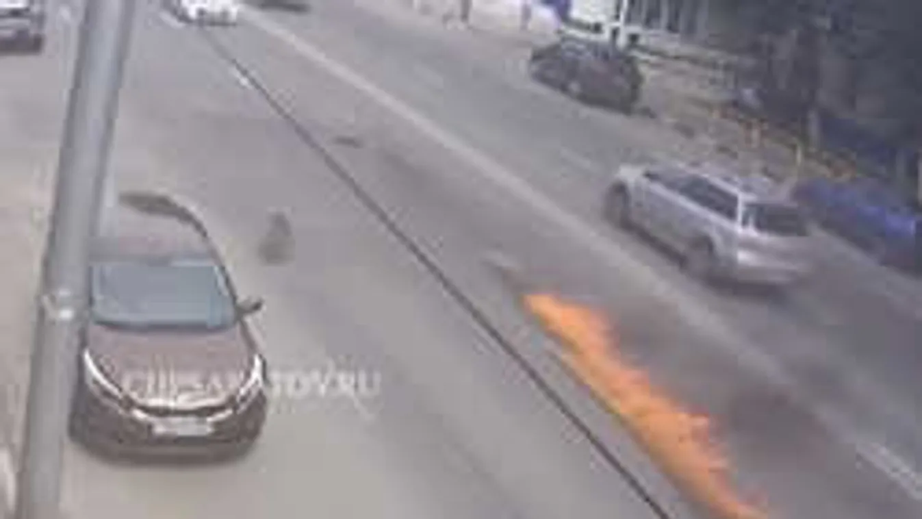 Vissza jövőbe orosz módra: csak itt szénné égett a száguldó kocsi...