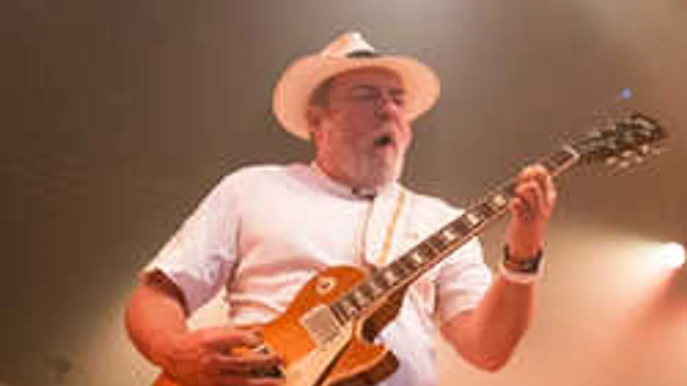 Minden erejét összeszedve, rákos betegen állt színpadra a magyar sztár