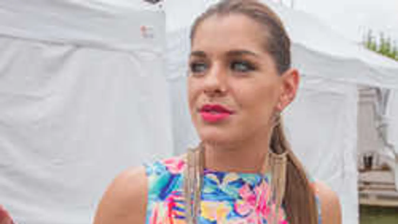 Meztelen vénuszdombot villantott a magyar sztárénekesnő