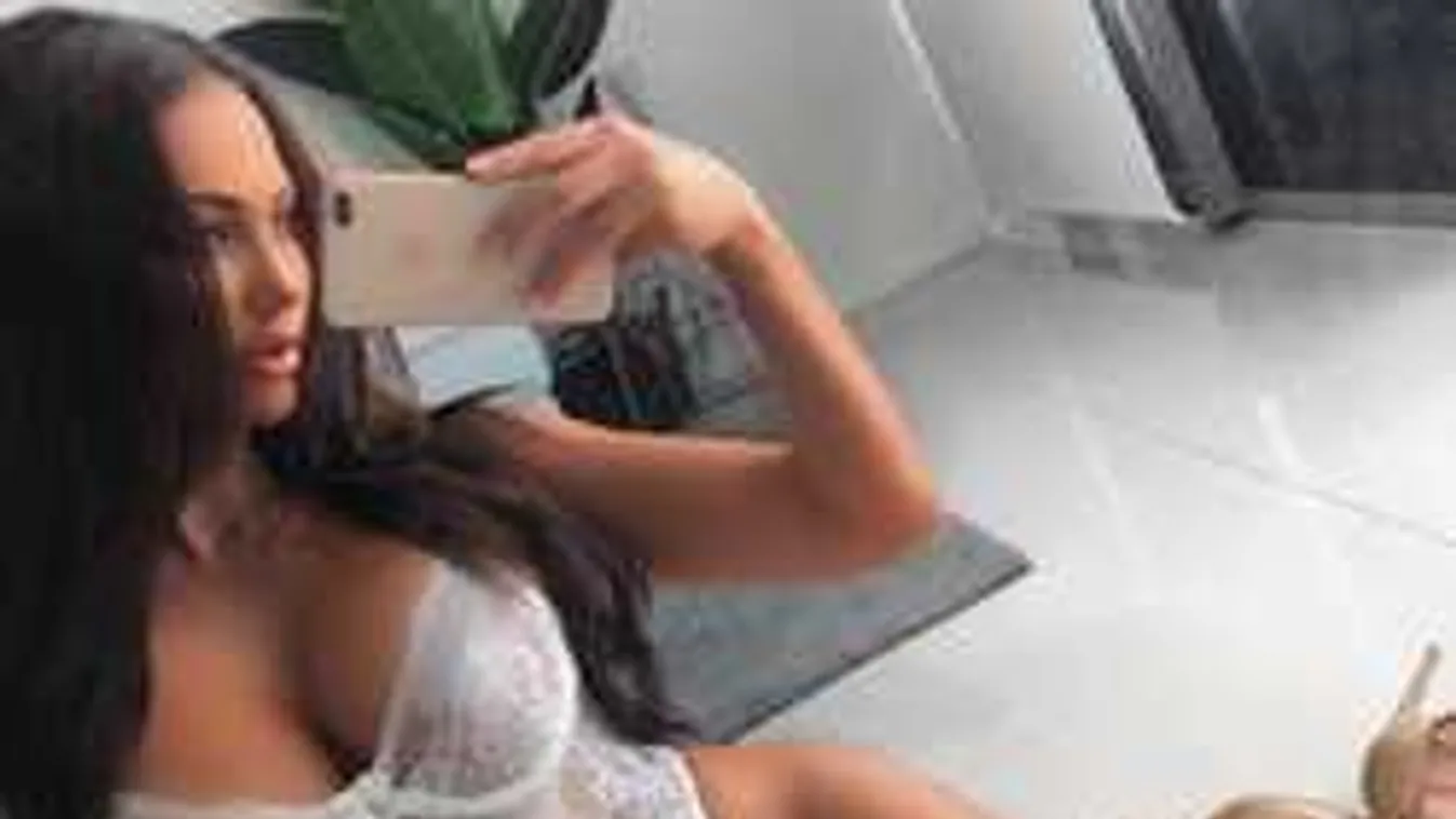 Falatnyi bikiniben villantott hibátlan popsit a dögös nagykövetasszony