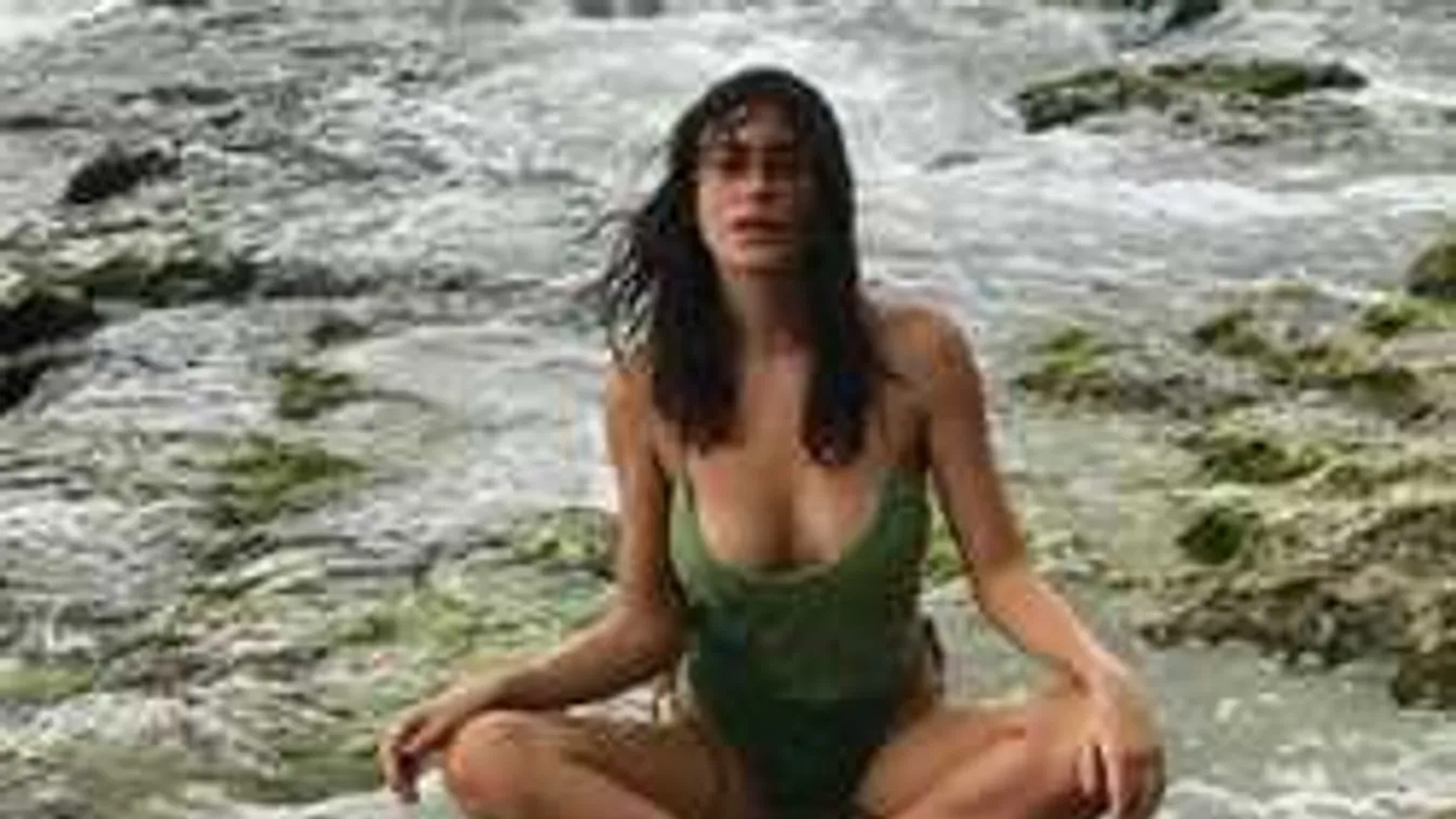 Se bugyi, se más: pucéran fotózták a kertben a csodás mellű színésznőt