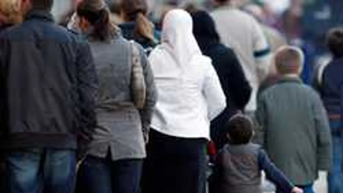 Elüldözték a lakásából a felsőőri kismamát és gyermekét a migránsok