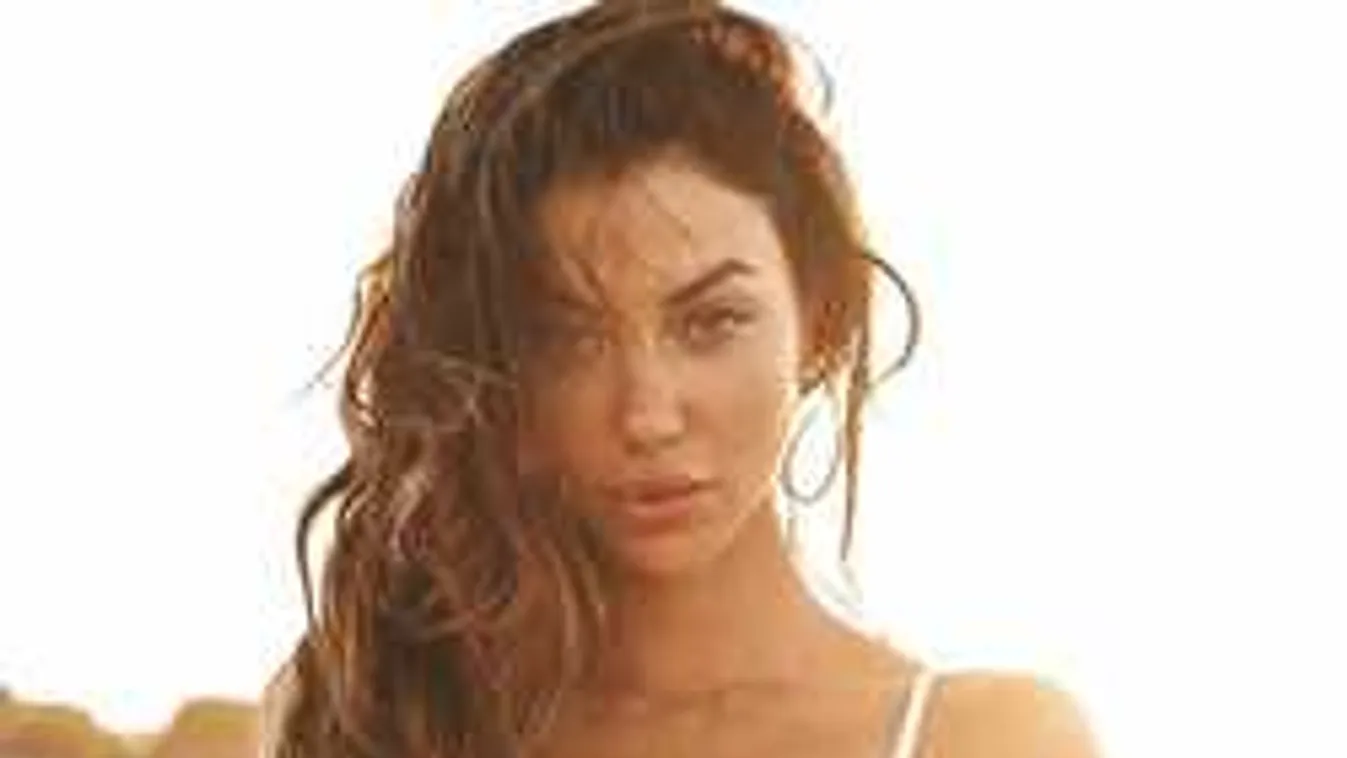 Se bugyi, se más: a fürdőkádban fotózták le a meztelen sportolónőt