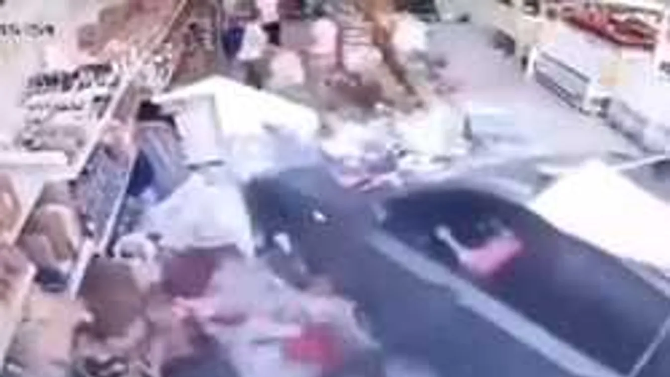 Forgalmas üzletbe hajtott a sofőr, hatalmas pánikot okozott ezzel - videó