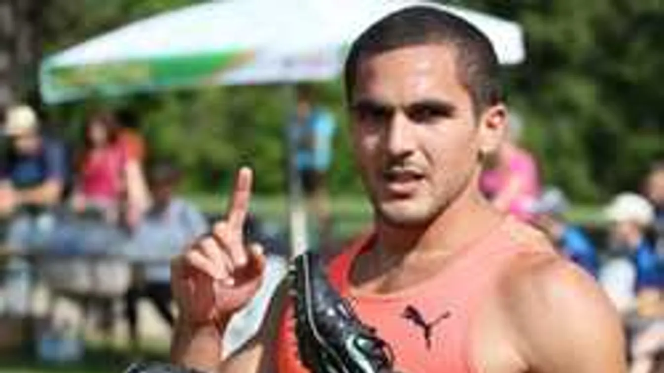 Durva botrány, páros lábbal rúgták ki a rasszista sztárt