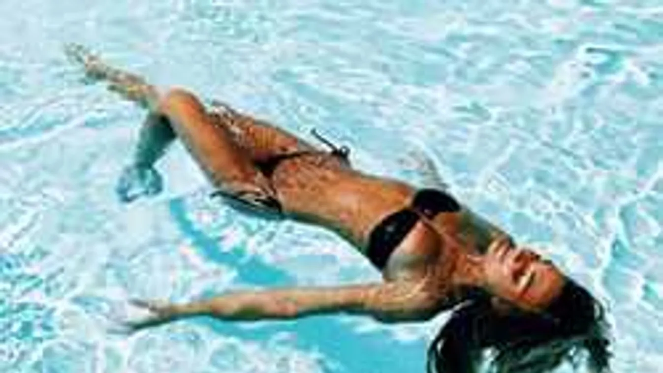 Pucéran jógázott a tengerparton, lefotózták a nudizó bombázót