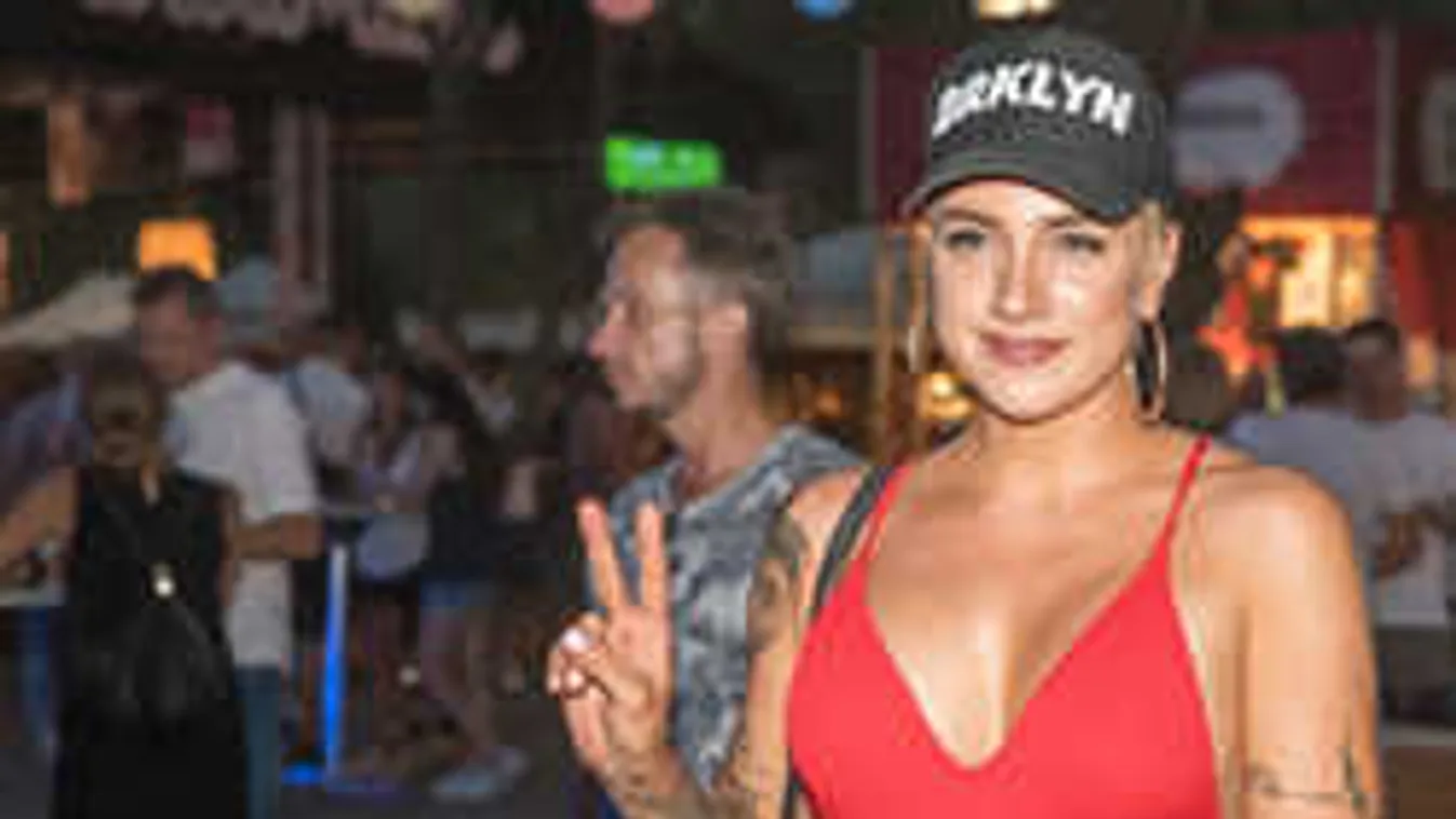 Széles terpesszel ünnepli idolja születésnapját Tóth Gabi