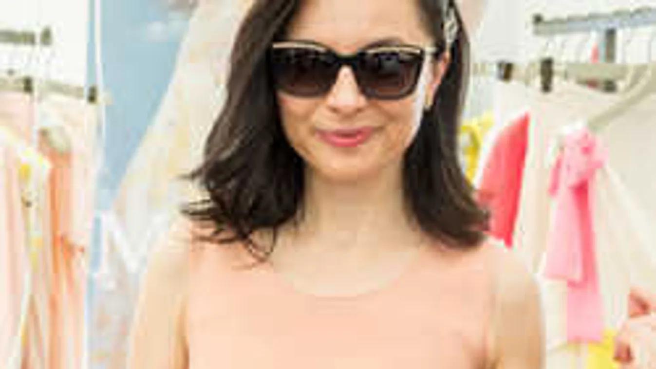 Szexistennő, Zséda végre kipakolta, amije van