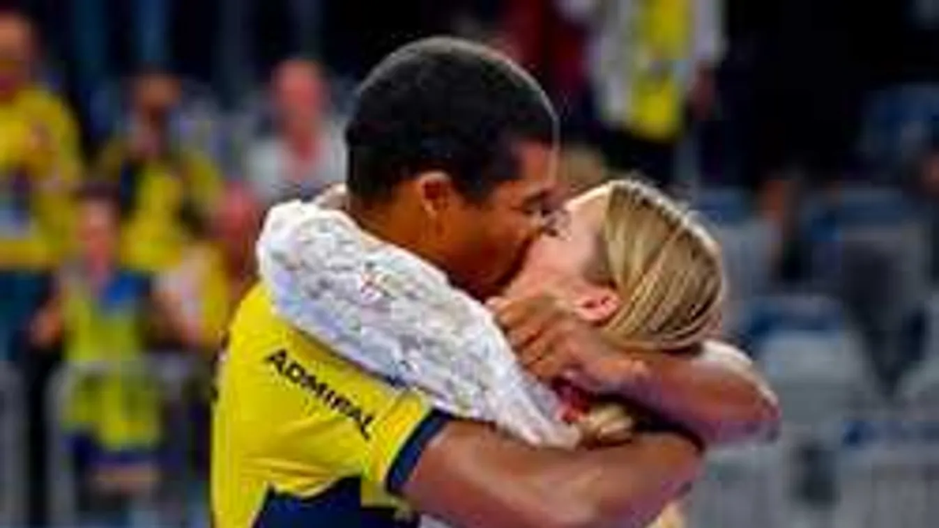 Megható pillanat, a pályán jegyezte el szerelmét a sztársportoló