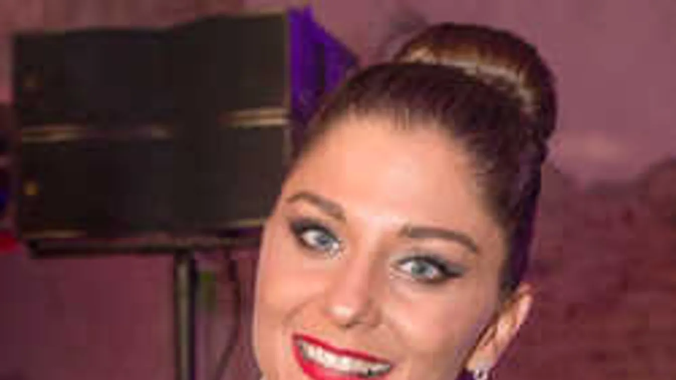 Titokban ment férjhez a csinos magyar énekesnő: itt vannak a részletek