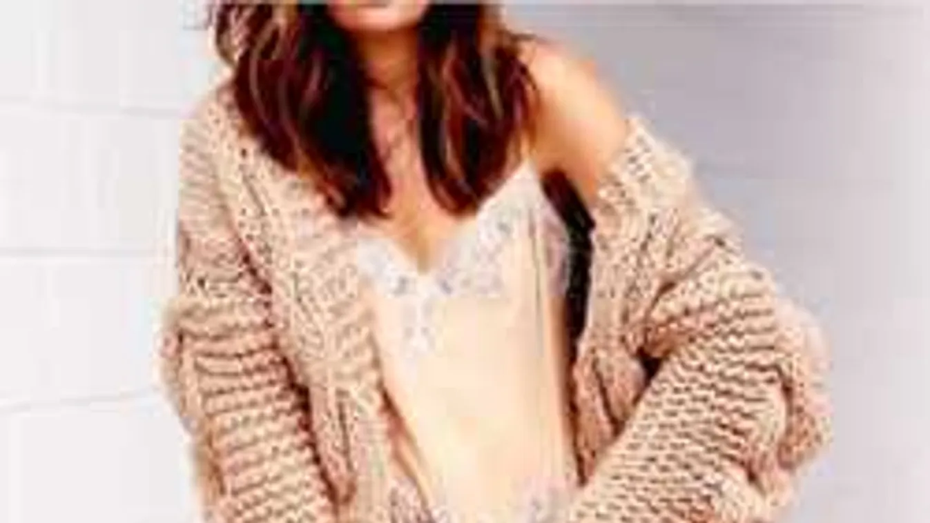 Elképesztően szexi a 2018-as női divat, jöhet a kardigán