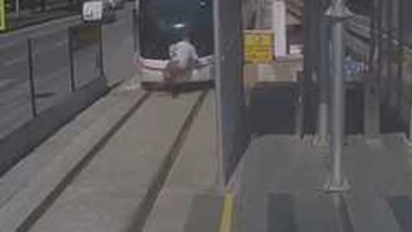 Így úszta meg élve az idős bácsi, akit elcsapott a villamos - videó